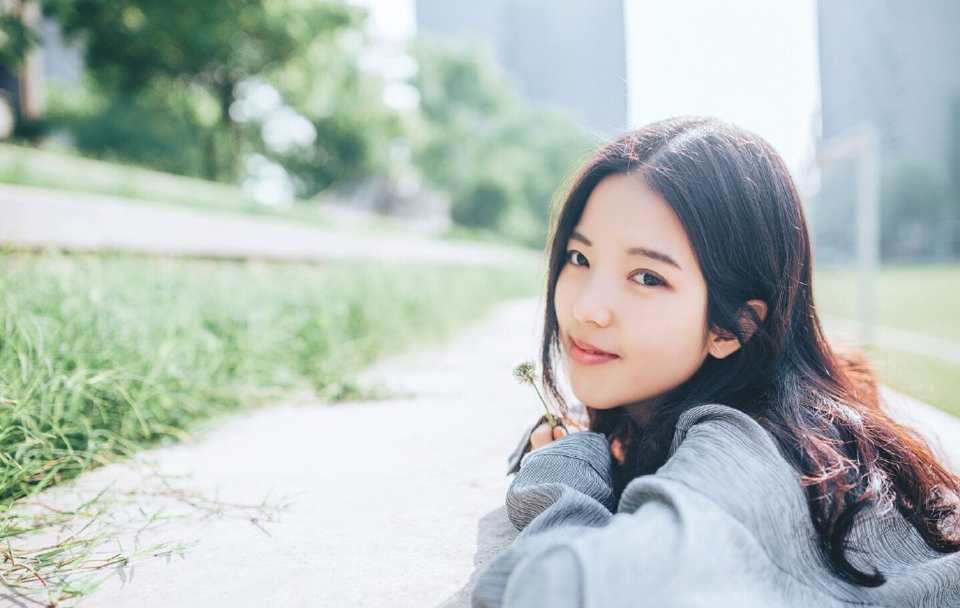 “夫君~”一名美妇带着一股慵懒的风情来到刘璝身后，轻声唤道。